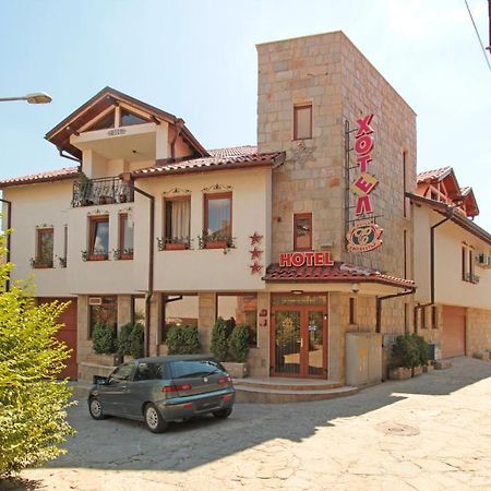 Family Hotel Silvestar ヴェリコ・タルノヴォ エクステリア 写真